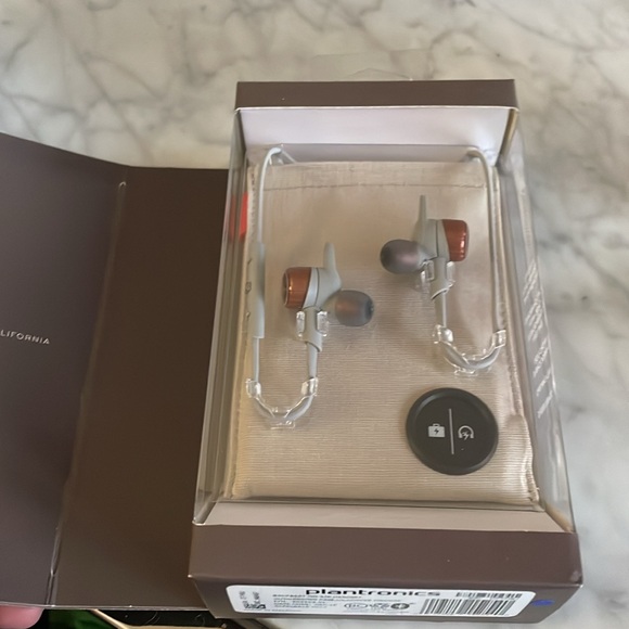 Plantronics BackBeat Go 3 sweat proof wireless earbuds. Silver and gold. NWT - Picture 3 of 3